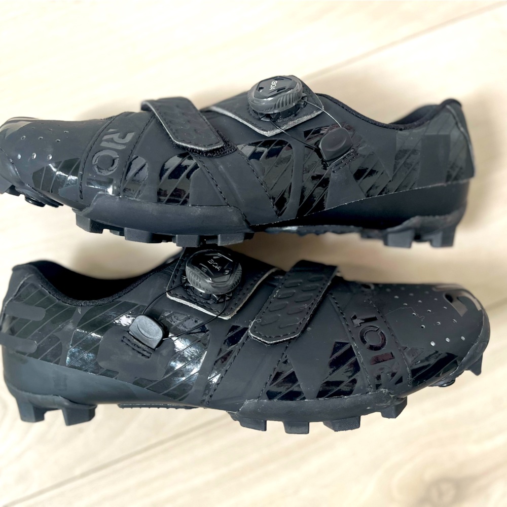 Bont Riot MTB Shoes
Size 44 wide fit (US 9.5 according to Bont)
Mountain bike